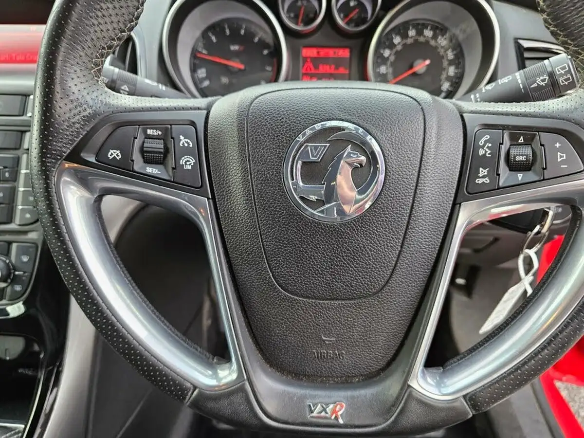 2012-vauxhall-astra-20-vxr-big-11
