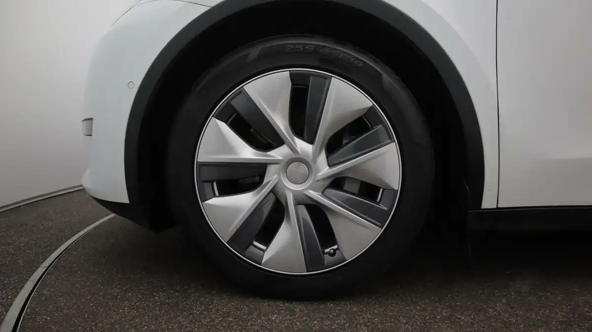 2022-tesla-model-y-e-long-range-big-18