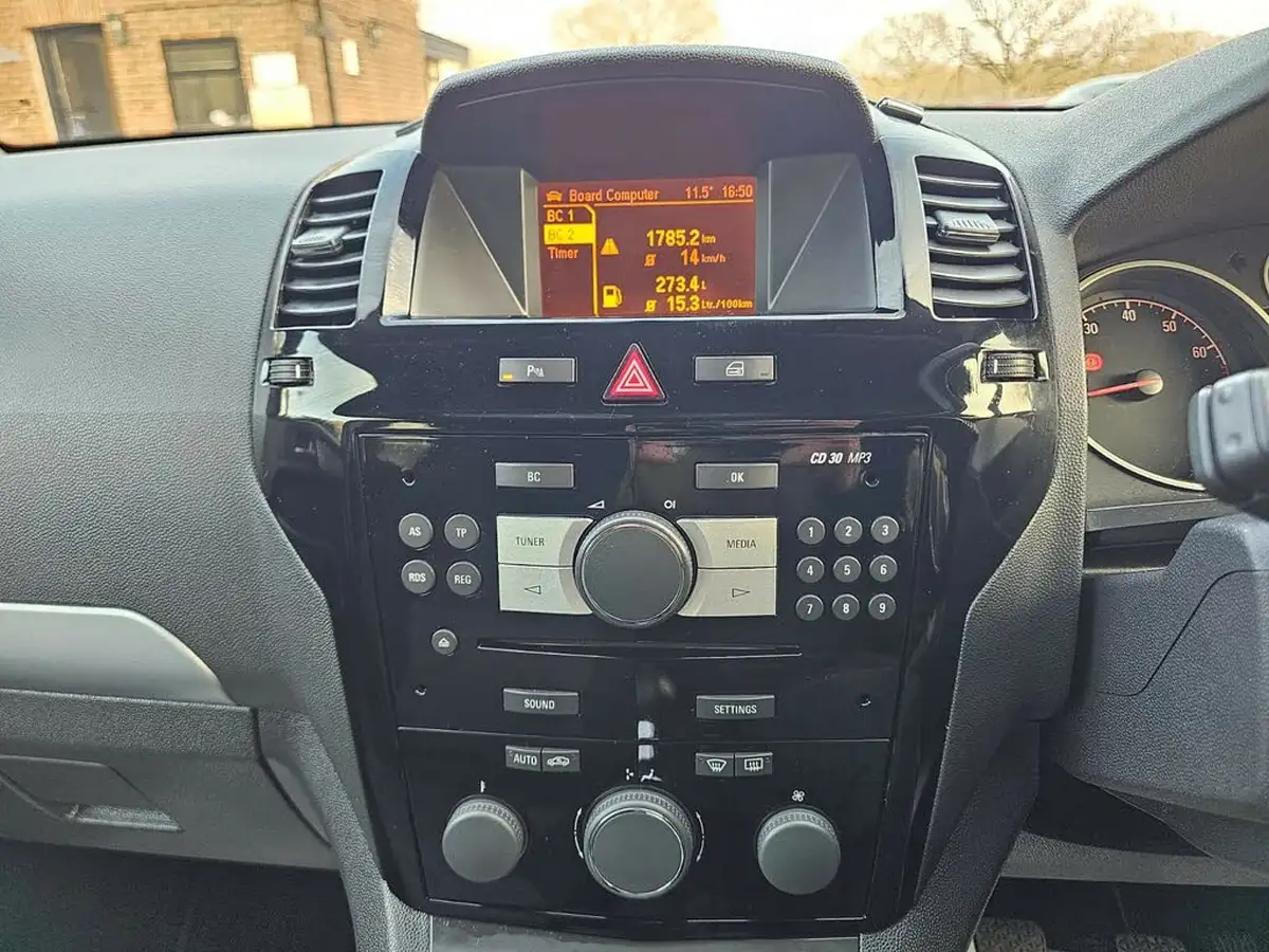 2014-vauxhall-zafira-18-exclusiv-120ps-big-18