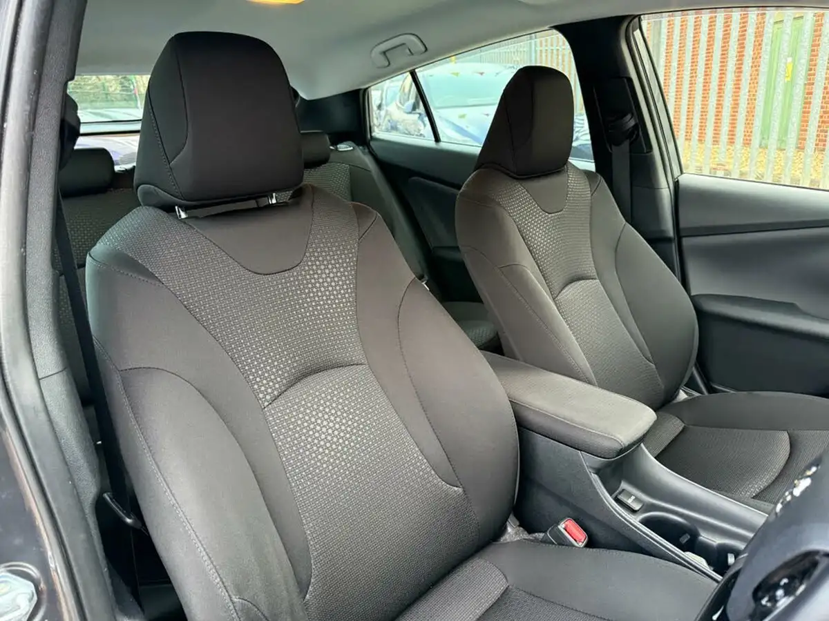 2019-toyota-prius-big-34