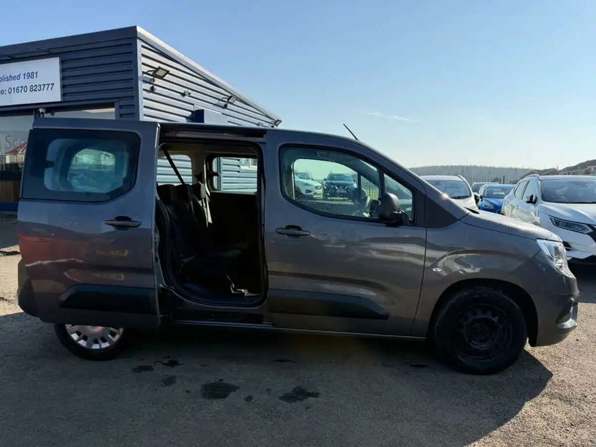 2022-vauxhall-combo-life-15-edition-big-11