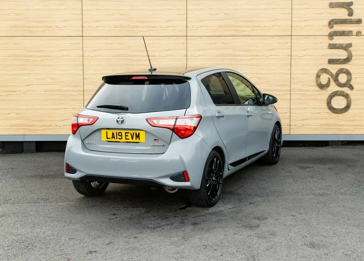 2019-toyota-yaris-15-vvt-i-gr-sport-big-2