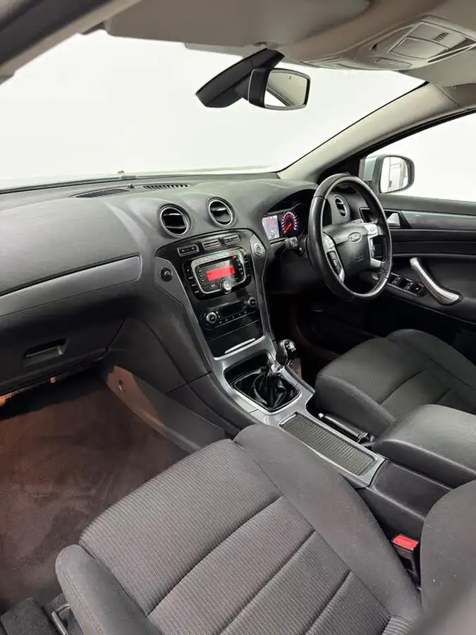 2012-ford-mondeo-20td-titanium-140ps-hatchback-big-9