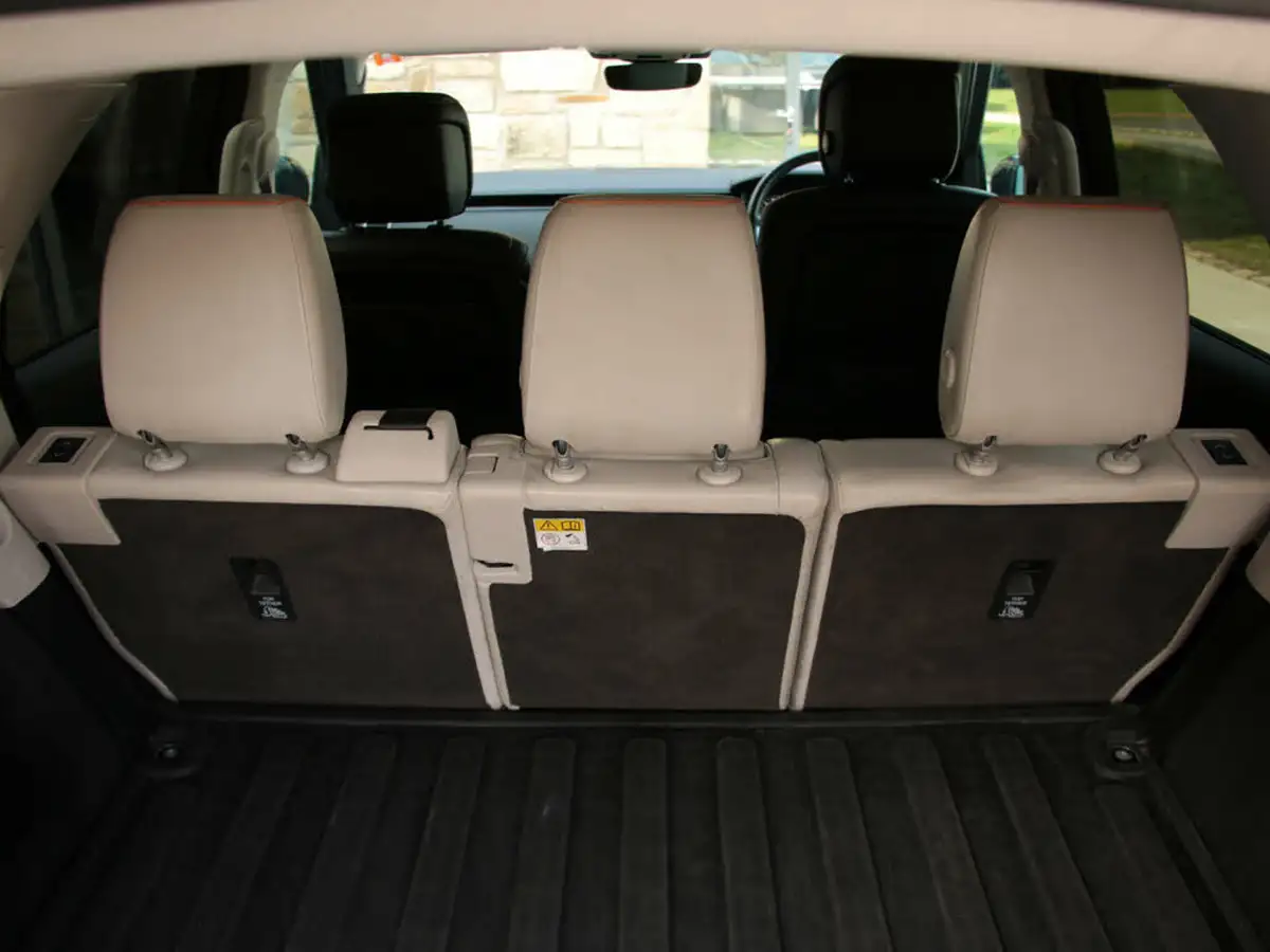 2021-land-rover-discovery-30-d300-commercial-se-big-39