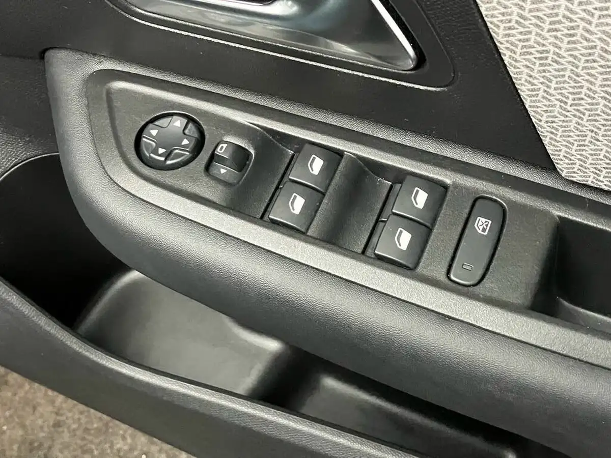 2023-citroen-c4-12-puretech-sense-big-17