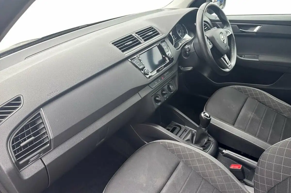 2020-skoda-fabia-10-tsi-se-110ps-hatchback-big-8