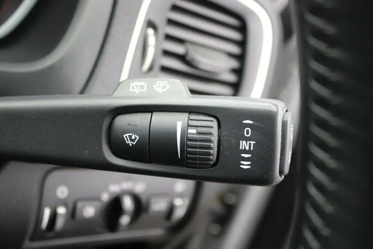 2013-volvo-v40-20td-d3-cross-country-se-big-44