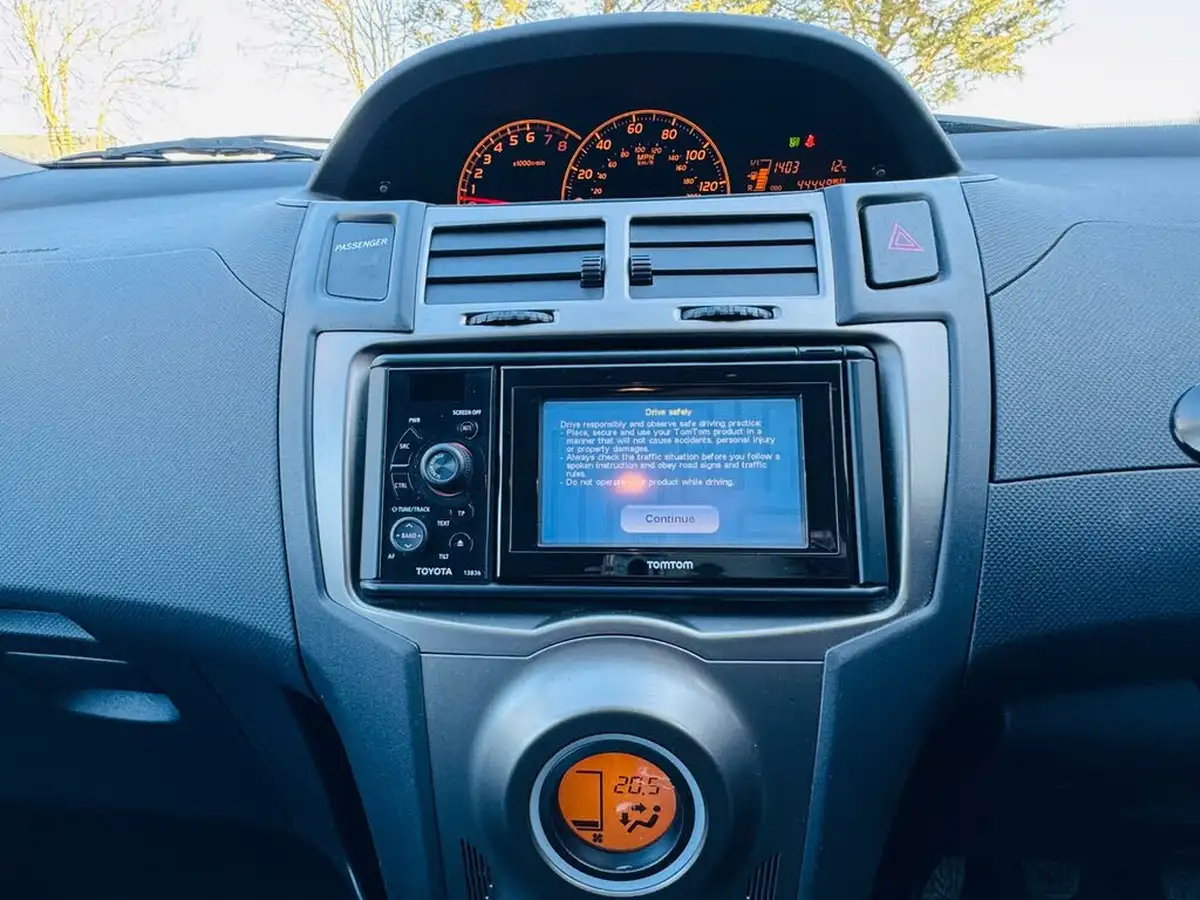 2011-toyota-yaris-133-t-spirit-vvt-i-101bhp-5d-big-18