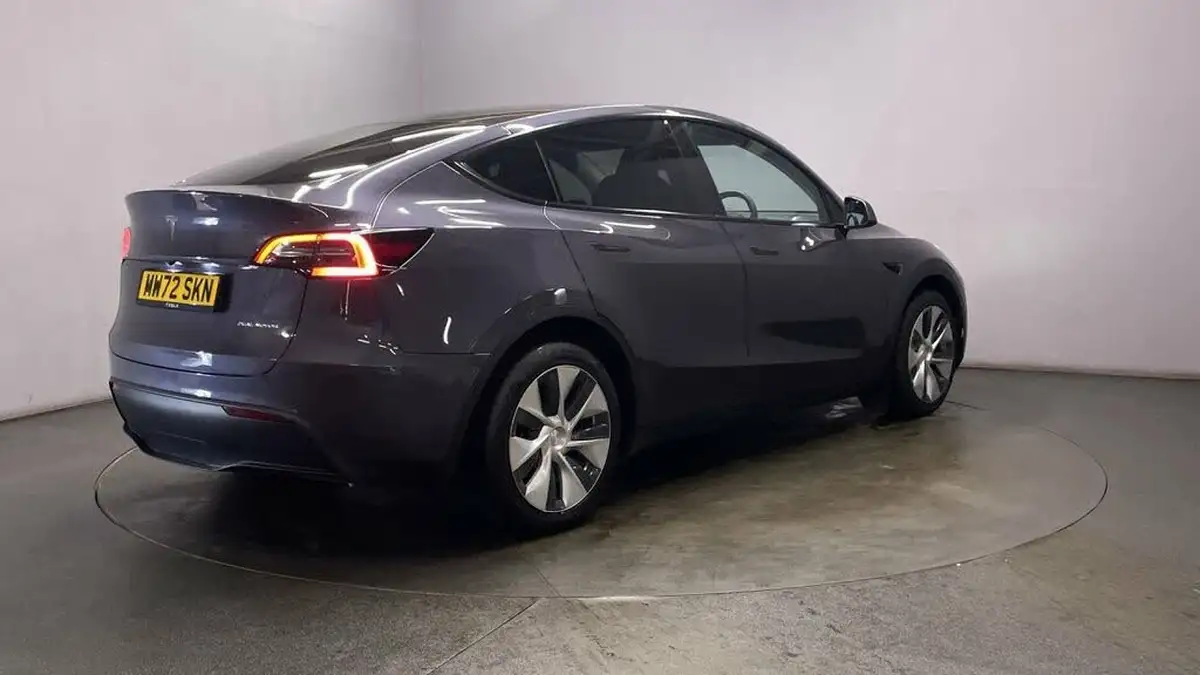 2022-tesla-model-y-e-long-range-big-7