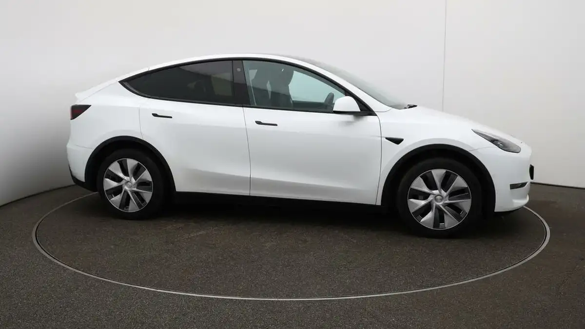 2022-tesla-model-y-e-long-range-big-40