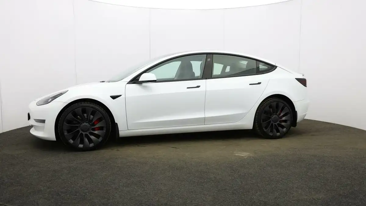 2022-tesla-model-3-e-performance-big-25