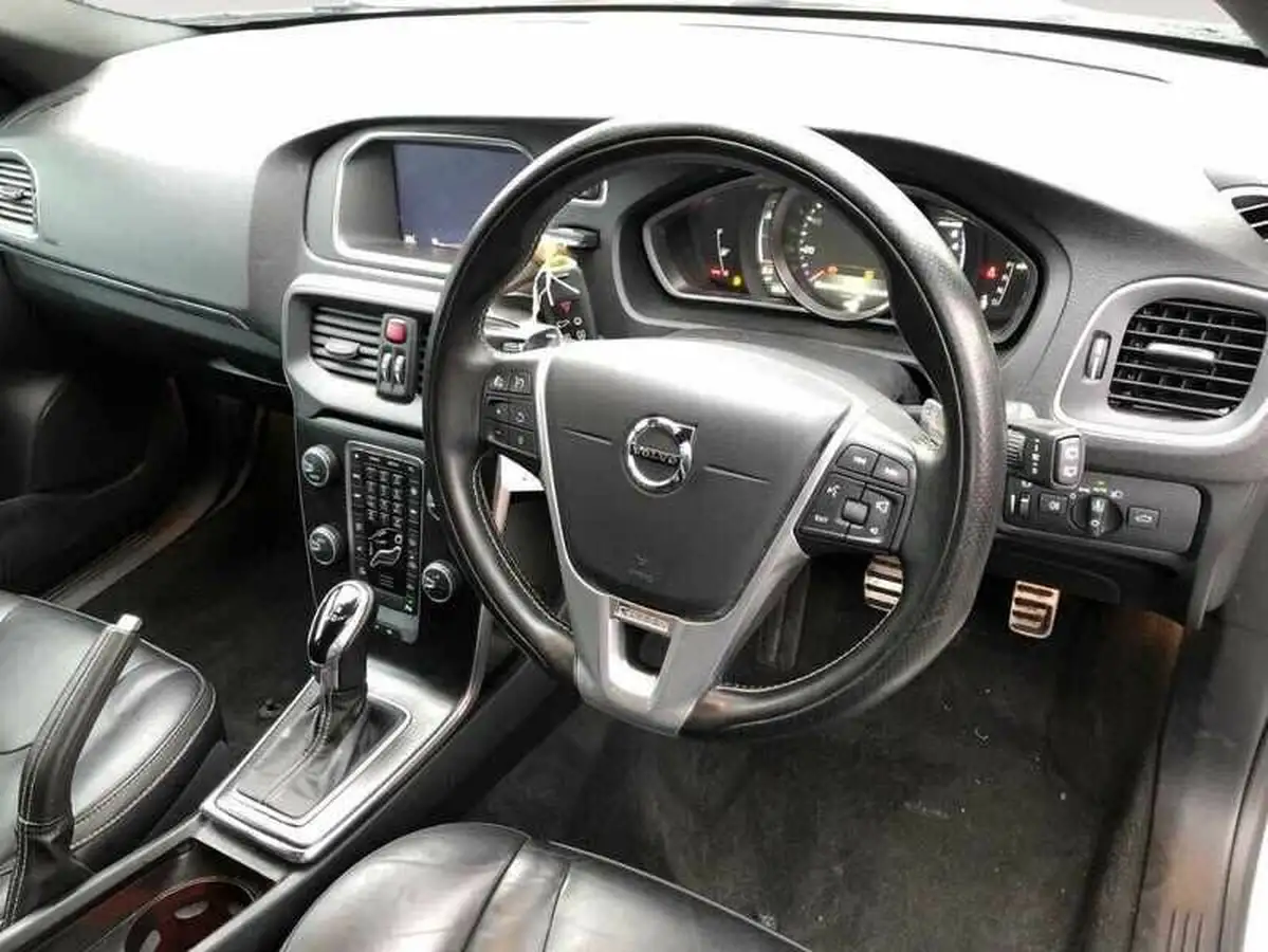 2019-volvo-v40-15-t3-r-design-edition-big-3