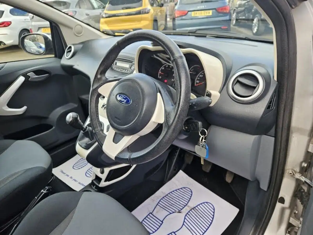 2014-ford-ka-12-zetec-big-16