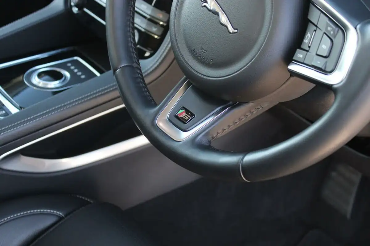 2017-jaguar-f-pace-30-v6-sc-s-30-big-34