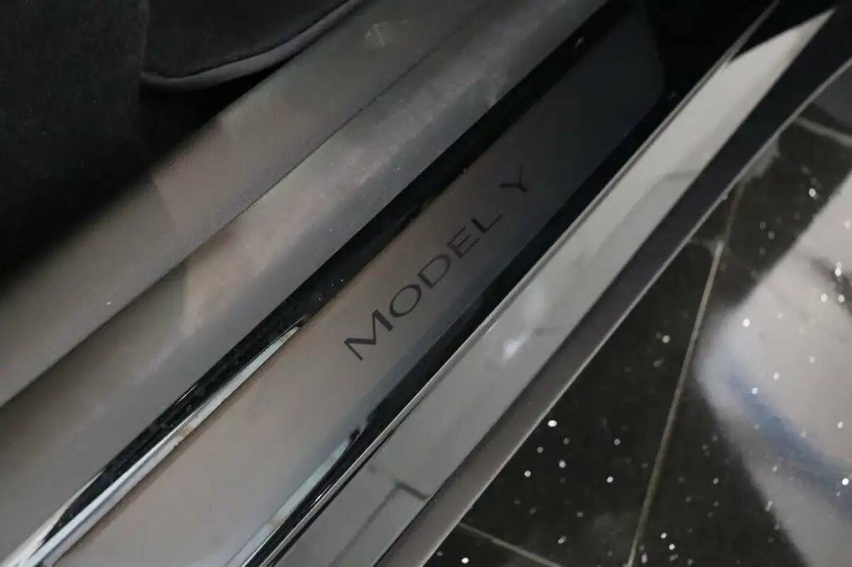 2022-tesla-model-y-e-long-range-big-13