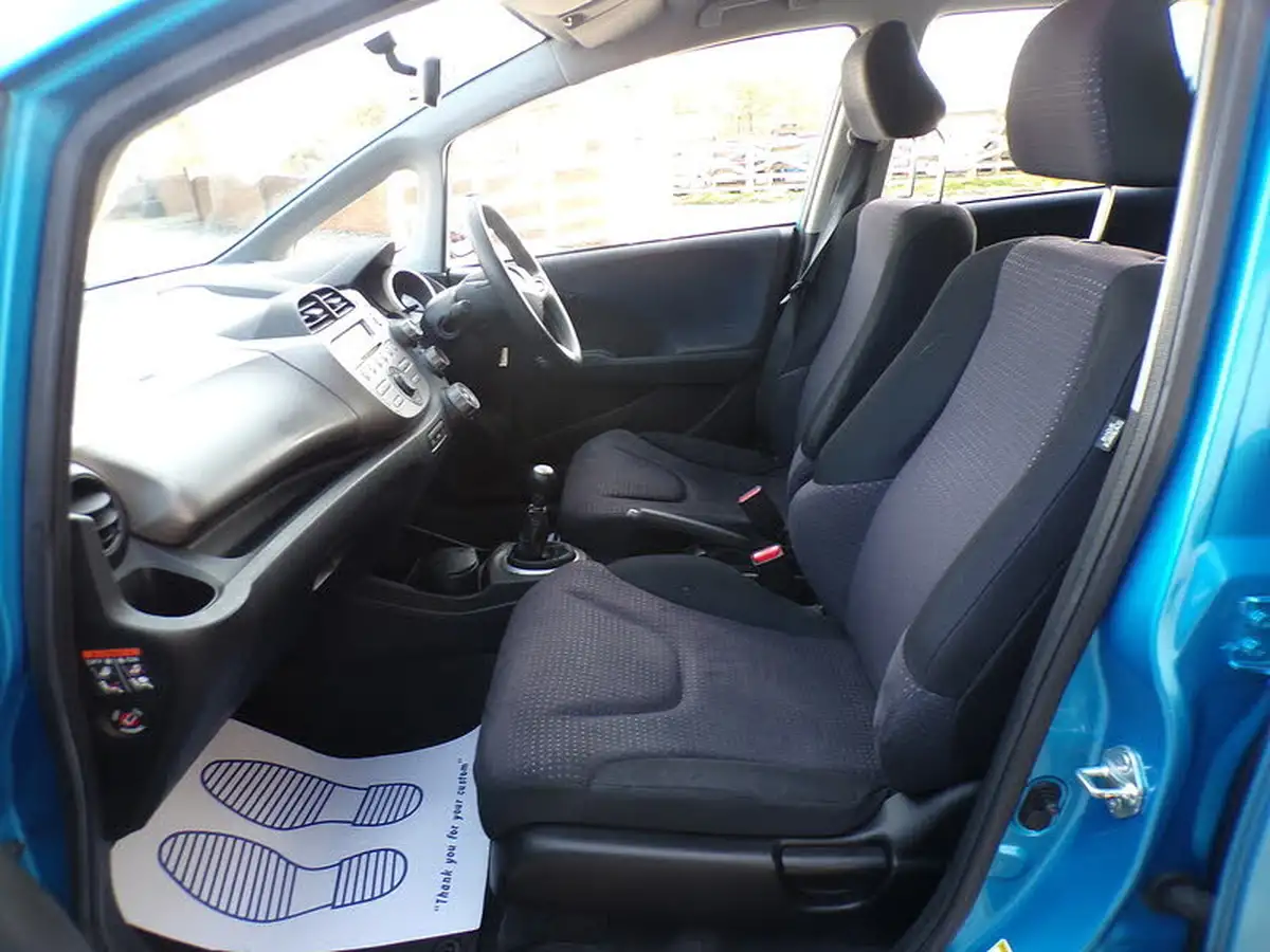 2010-honda-jazz-12-se-big-12