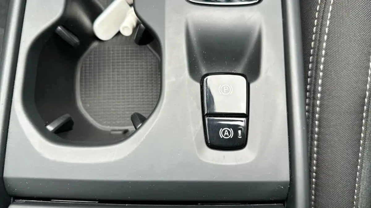 2023-volvo-xc40-20-b3-core-big-42
