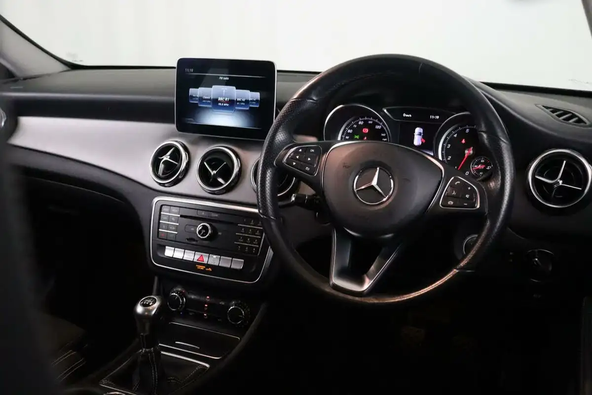 2019-mercedes-benz-gla-class-16-gla-180-urban-edition-big-13