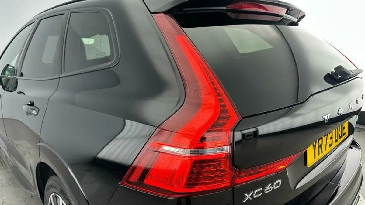 2023-volvo-xc60-20-t8-ultimate-dark-big-32