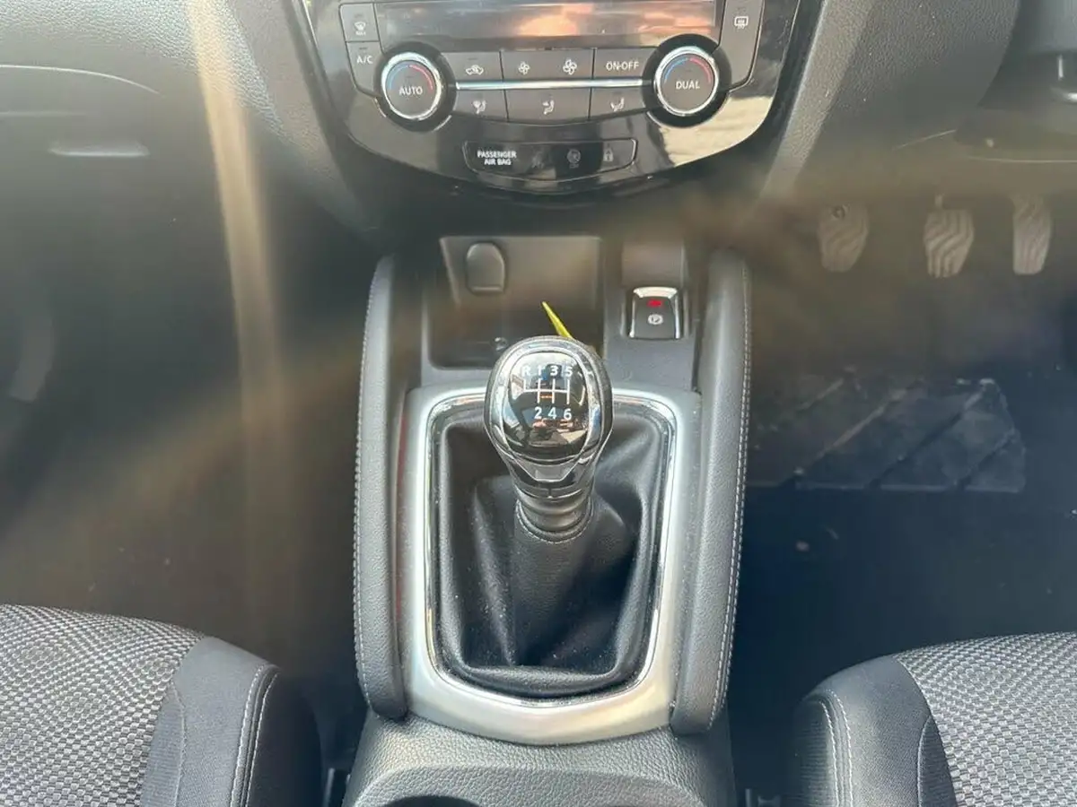 2014-nissan-qashqai-15dci-acenta-premium-big-18