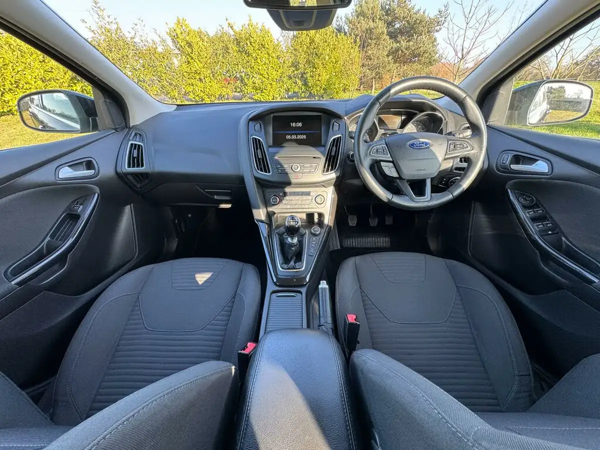 2015-ford-focus-10-titanium-t-125ps-hatchback-big-14