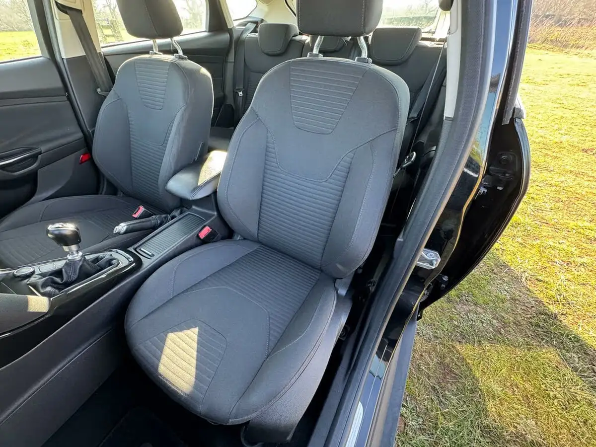 2015-ford-focus-10-titanium-t-125ps-hatchback-big-18