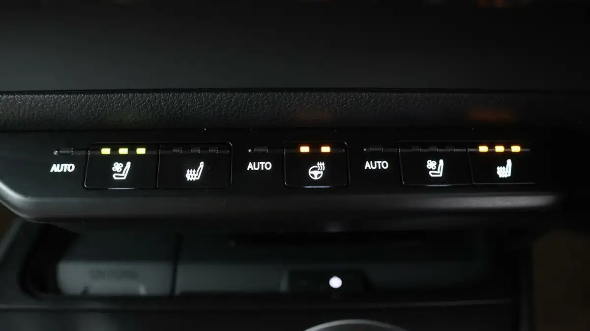 2021-lexus-ux-300e-e-ux-big-20
