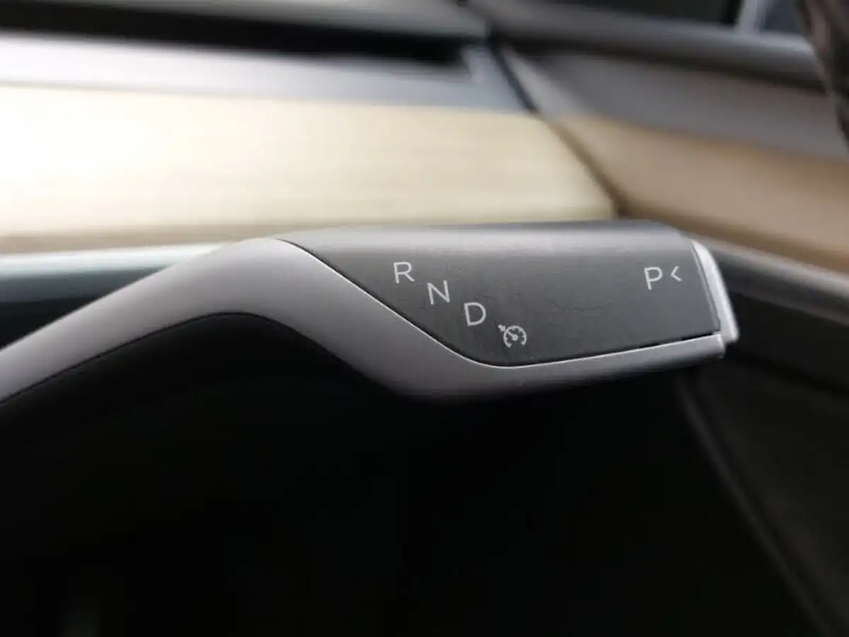 2022-tesla-model-y-e-long-range-big-18