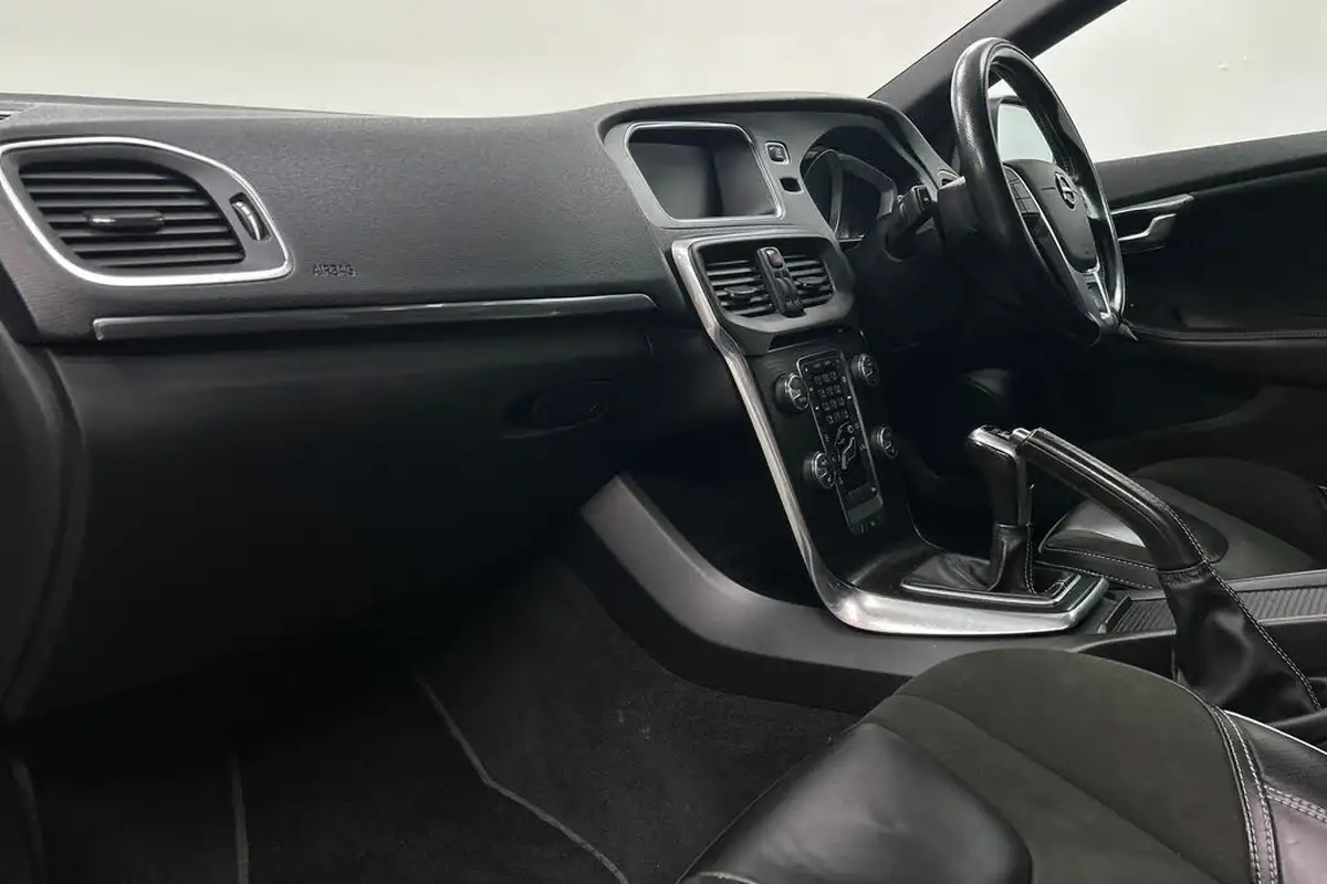 2017-volvo-v40-20-t2-r-design-nav-plus-big-5