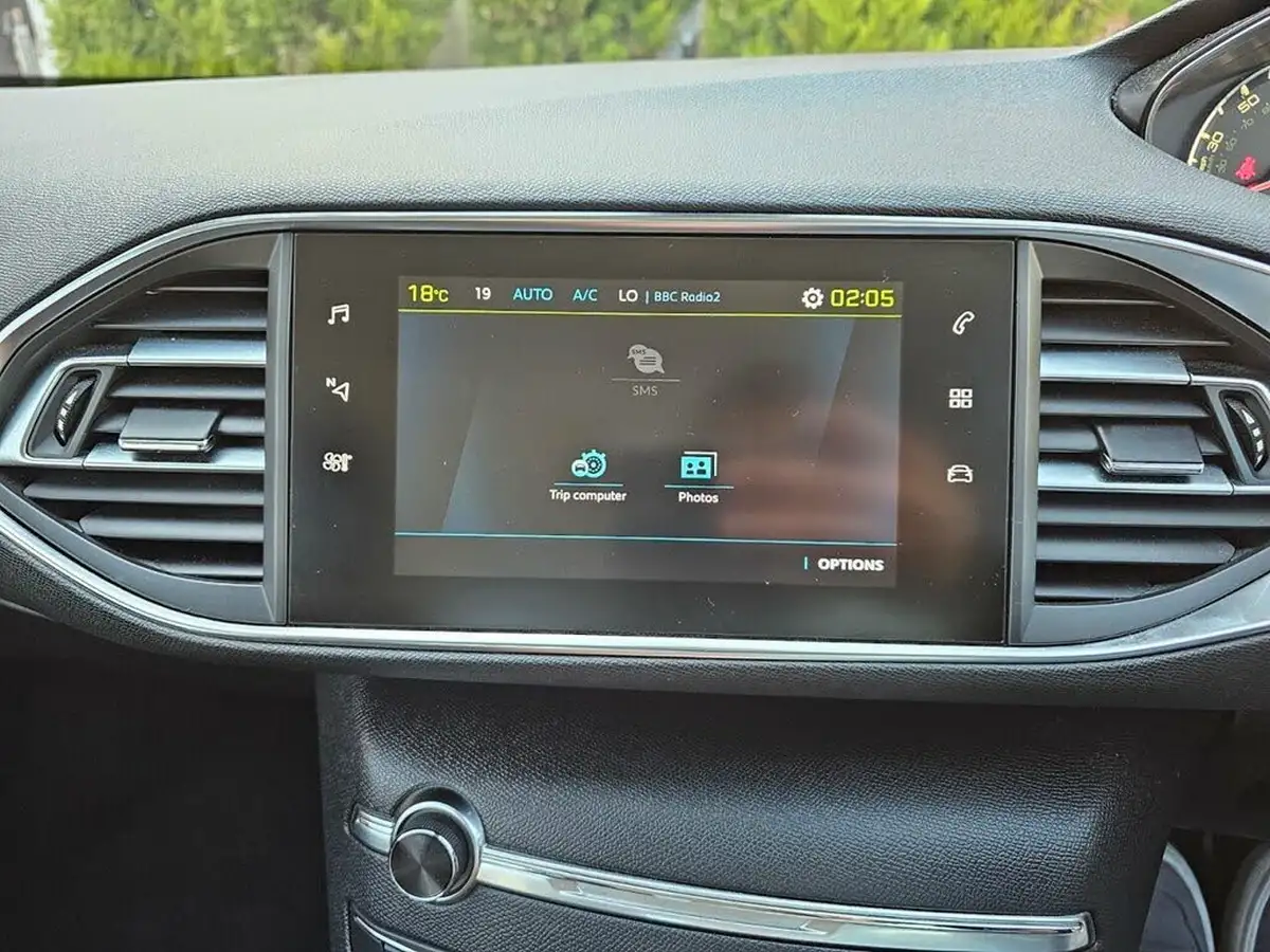 2014-peugeot-308-16hdi-active-big-21