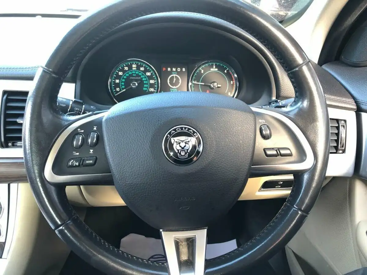 2014-jaguar-xf-22td-luxury-163ps-saloon-4d-big-27