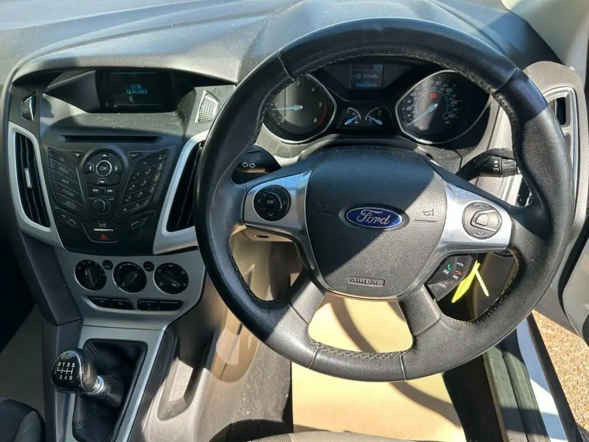 2011-ford-focus-16tdci-zetec-hatchback-big-9
