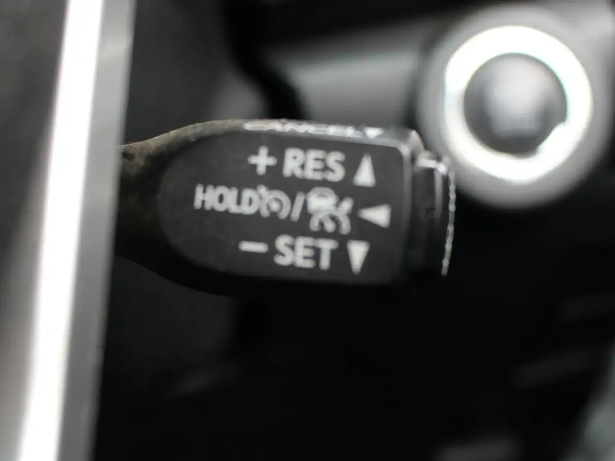 2021-toyota-hi-lux-24d-4d-invincible-150hpeu6d-auto-big-26