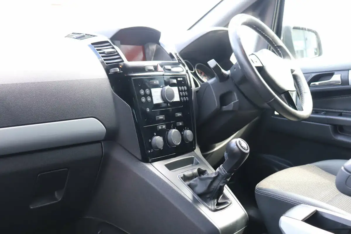 2010-vauxhall-zafira-16-design-big-28