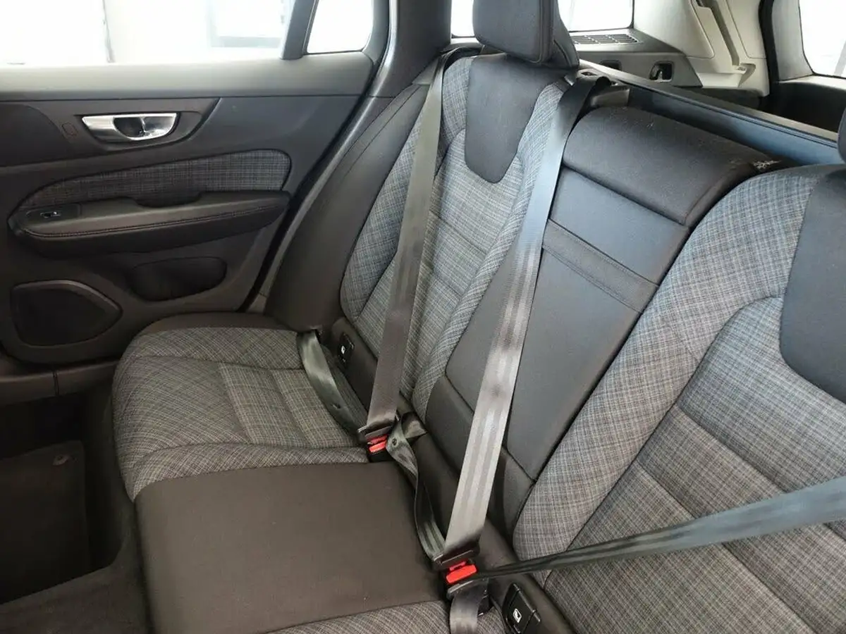 2021-volvo-v60-20-b3-momentum-161bhp-big-16