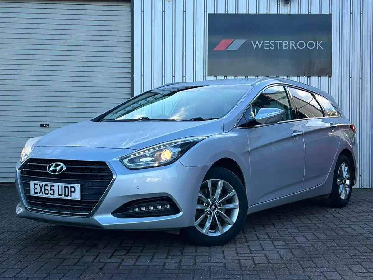2015-hyundai-i40-17crdi-se-nav-141ps-estate-5d-big-4