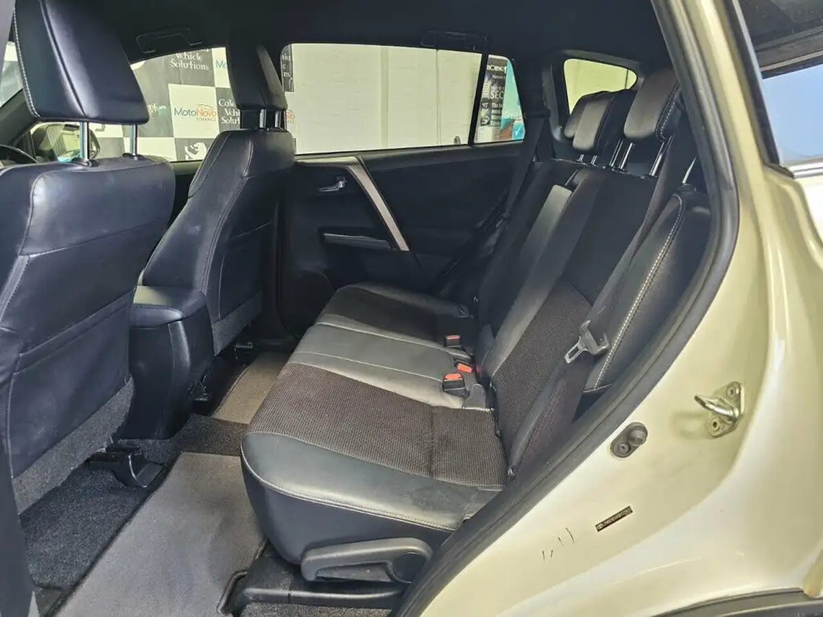2018-toyota-rav4-20-design-awd-big-26