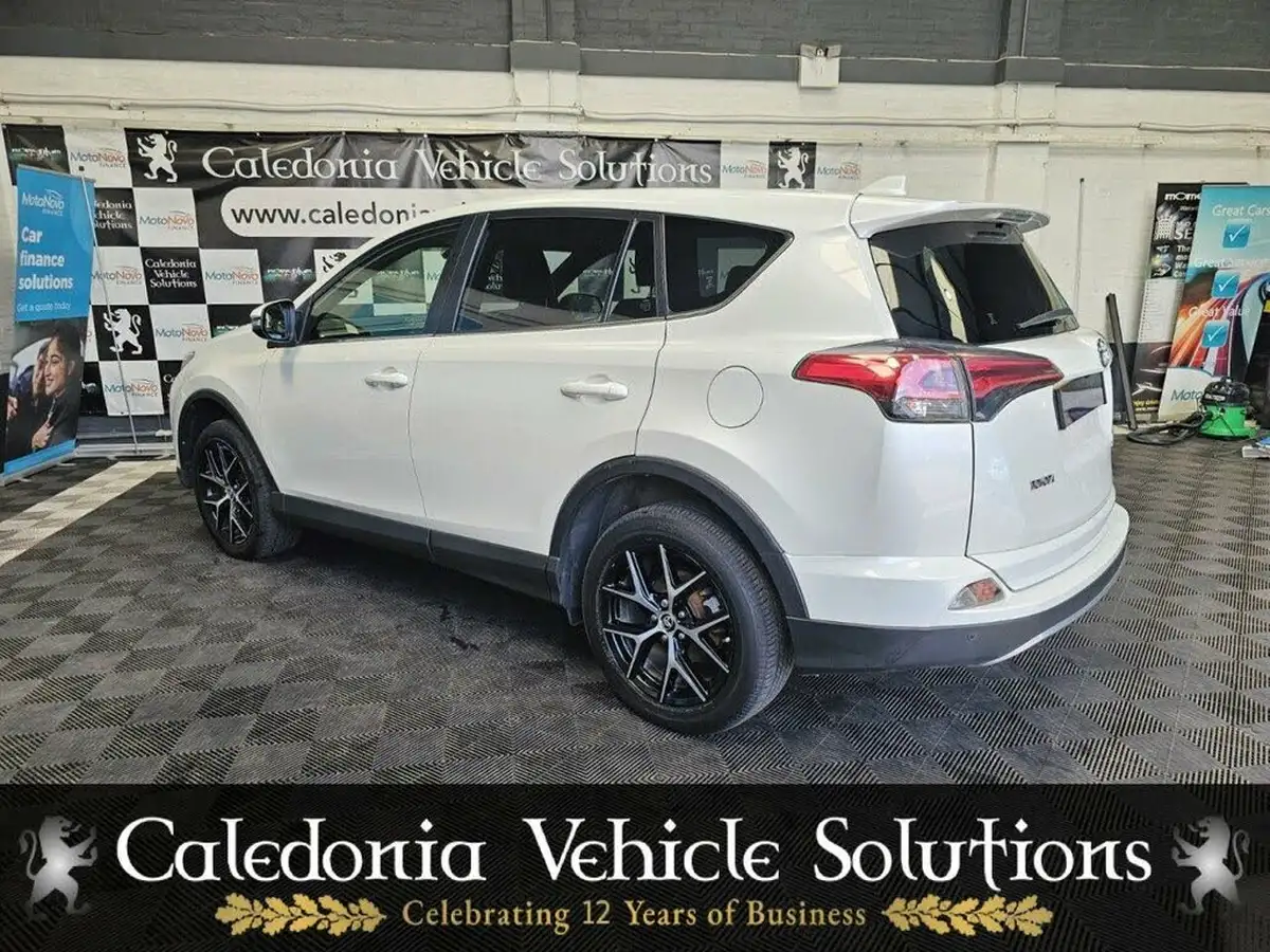 2018-toyota-rav4-20-design-awd-big-2