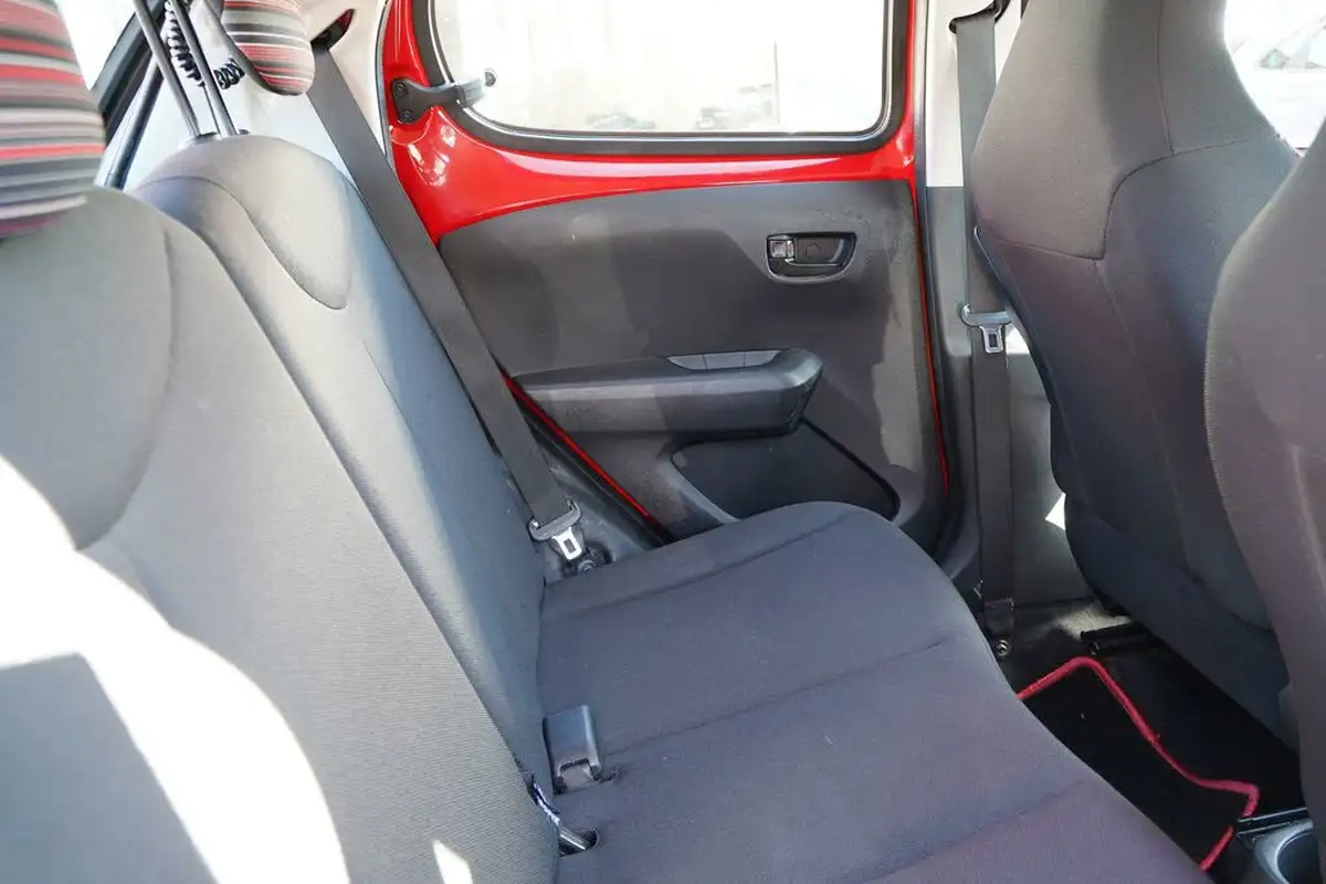 2015-citroen-c1-12-puretech-feel-5d-big-18
