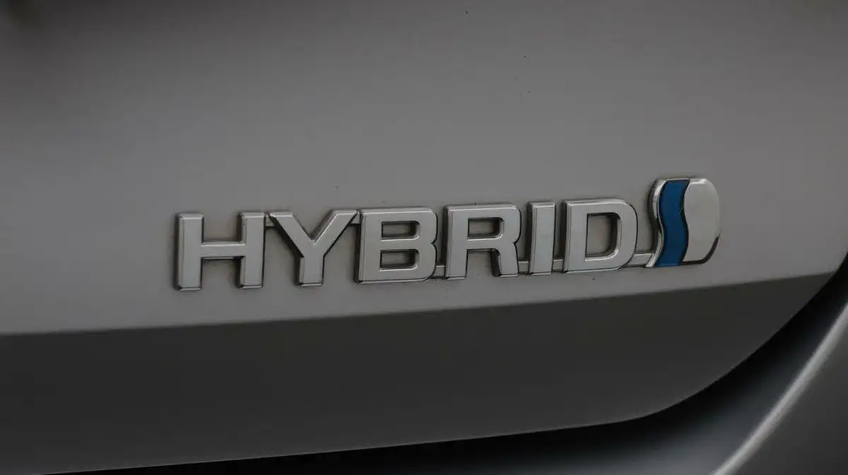 2023-toyota-corolla-18-vvt-i-icon-tech-spare-wheel-touring-sports-5d-big-21