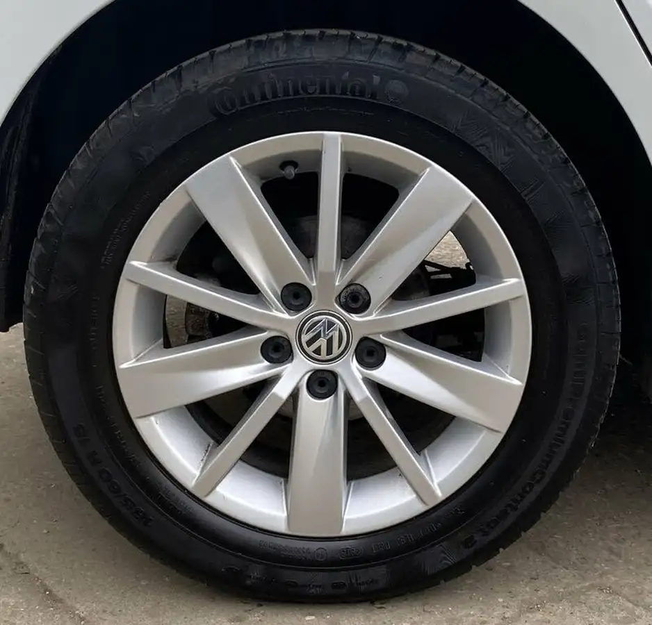 2015-volkswagen-polo-12-tsi-se-5d-big-12