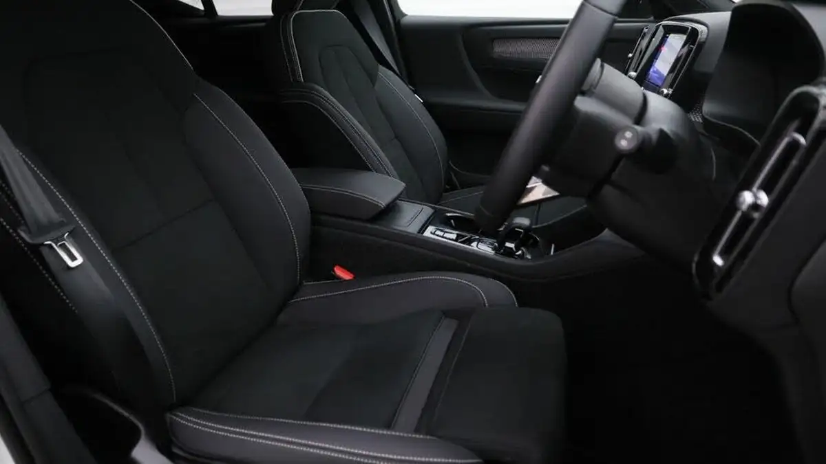 2024-volvo-xc40-20-b3-plus-big-21