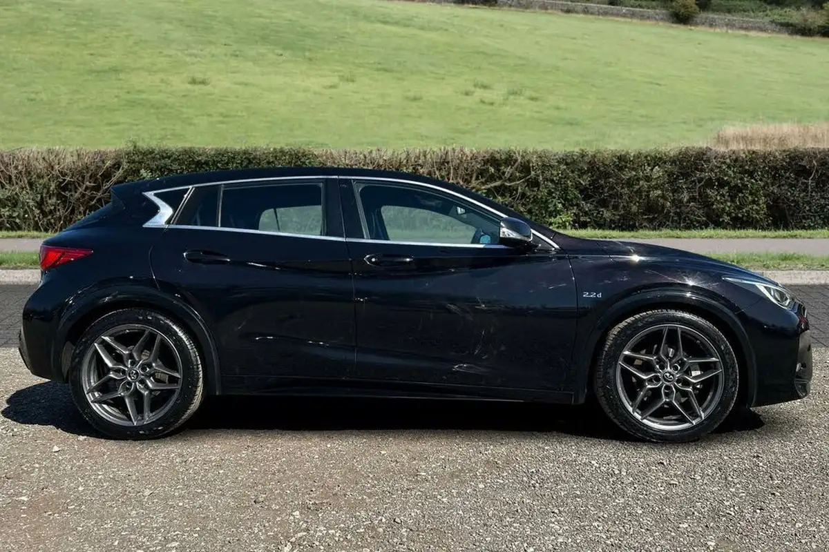 2017-infiniti-q30-22d-sport-intouch-awd-big-3