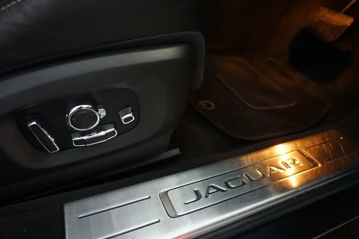2017-jaguar-xj-series-30td-xj-portfolio-swb-big-20