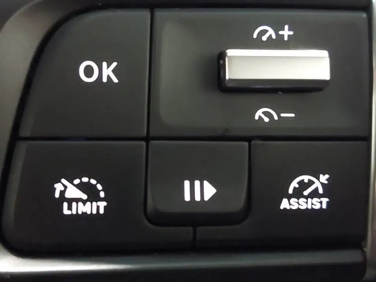 2023-citroen-c4-12-puretech-sense-big-16