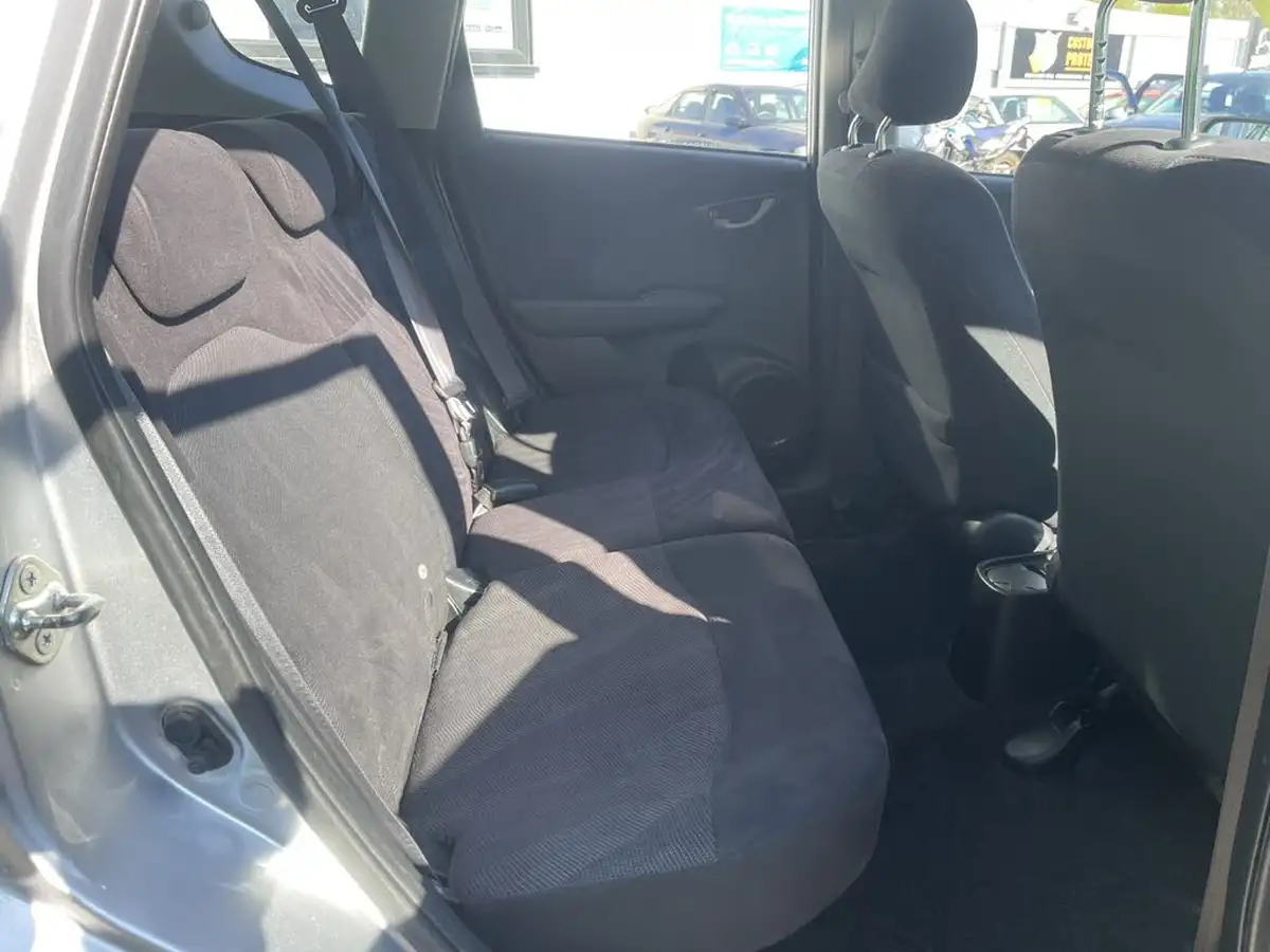 2010-honda-jazz-14-es-big-14