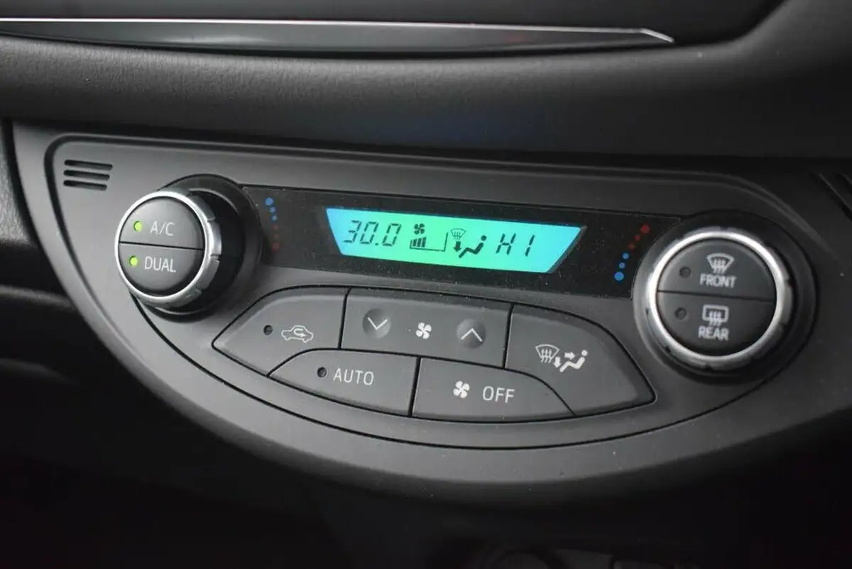 2019-toyota-yaris-15-vvt-i-icon-tech-98bhp-hybrid-1497cc-e-cvt-big-19