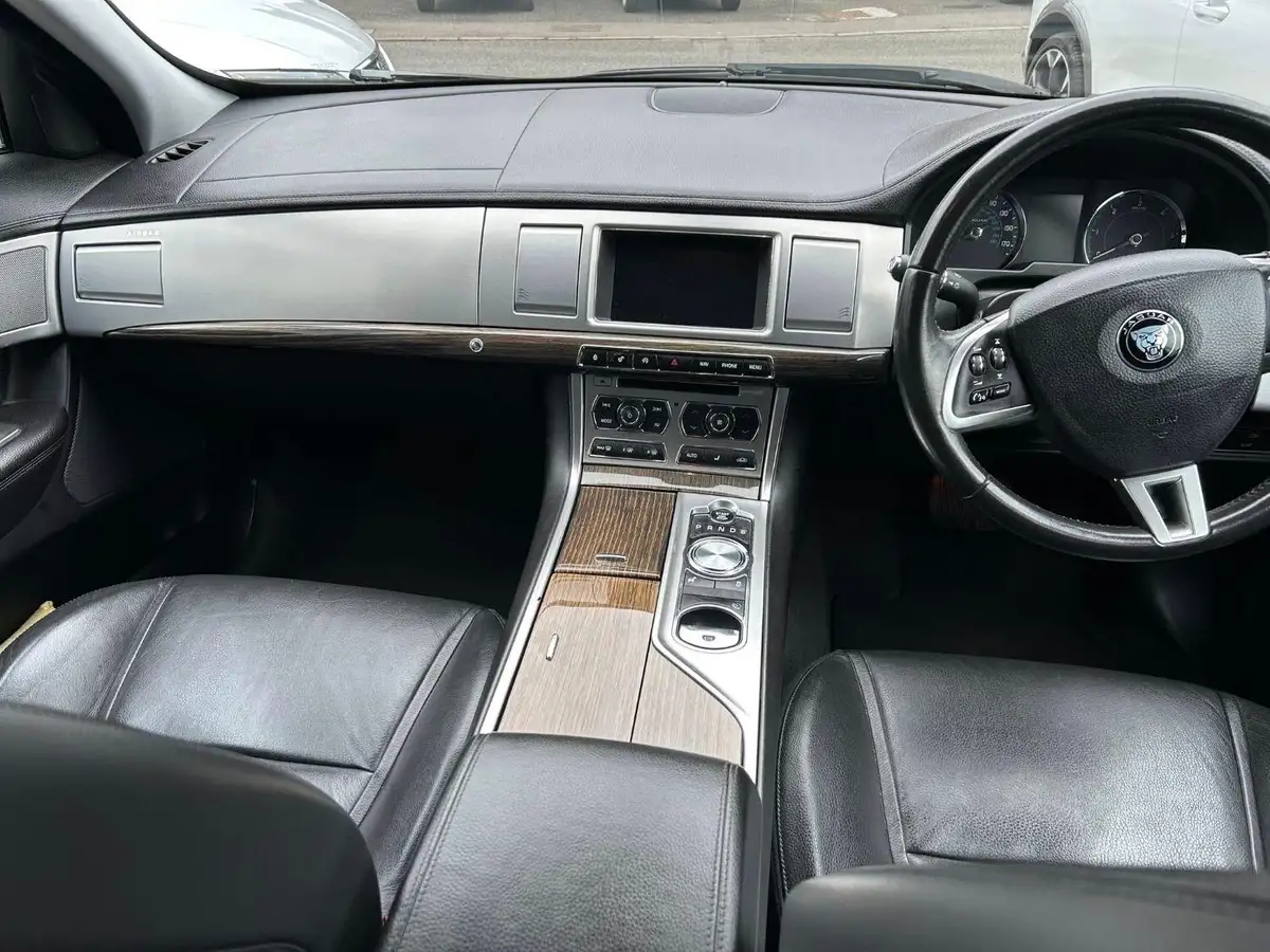2015-jaguar-xf-22td-luxury-163ps-saloon-4d-big-7