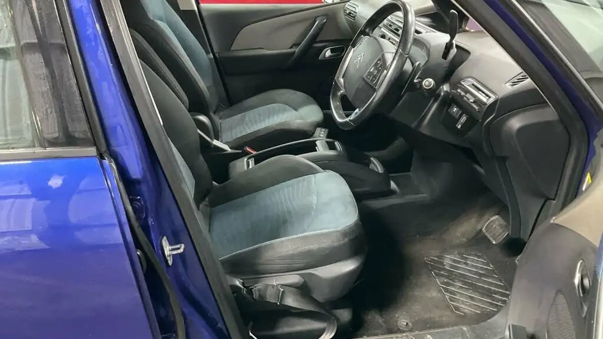 2017-citroen-grand-c4-picasso-16bluehdi-feel-eat6-big-2