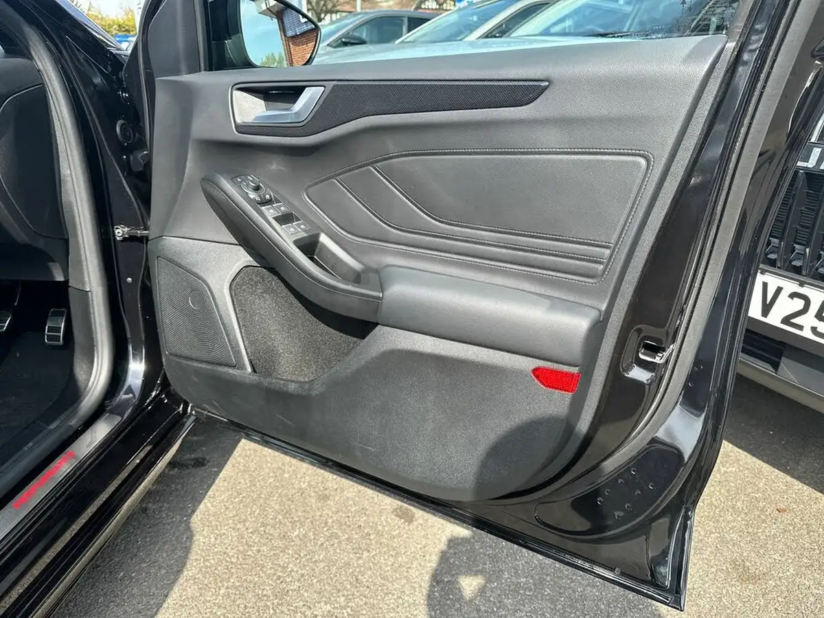 2023-ford-focus-23t-st-hatchback-big-34